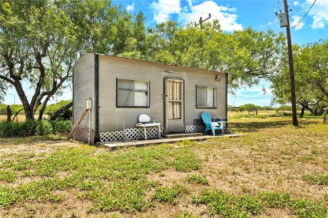 285 N County Road 353, Orange Grove, TX 78372