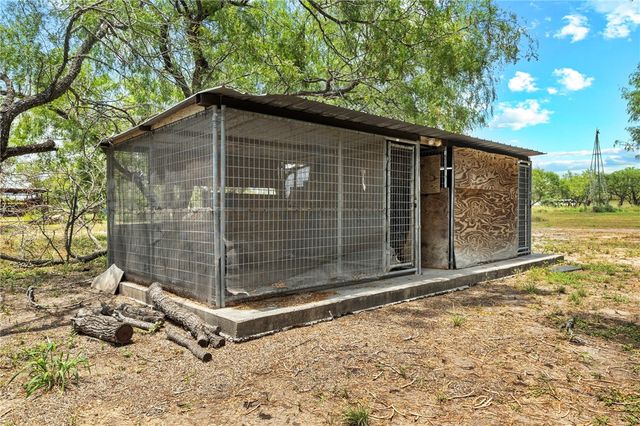 285 N County Road 353, Orange Grove, TX 78372