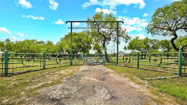 285 N County Road 353, Orange Grove, TX 78372