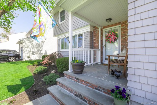 5 Regina Court, Huntington Station, NY 11746