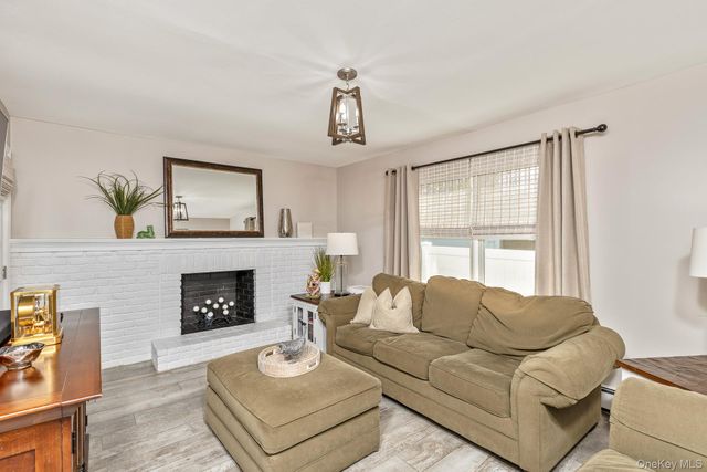 5 Regina Court, Huntington Station, NY 11746