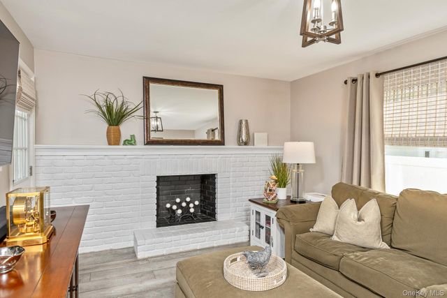 5 Regina Court, Huntington Station, NY 11746