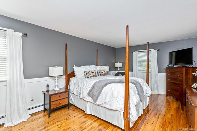 5 Regina Court, Huntington Station, NY 11746