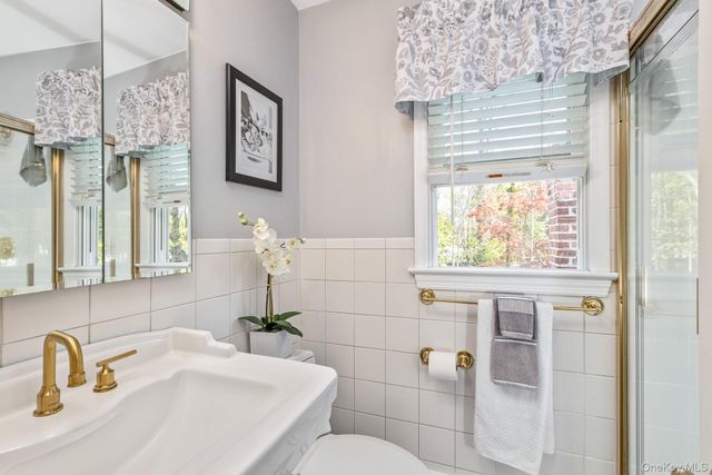 5 Regina Court, Huntington Station, NY 11746