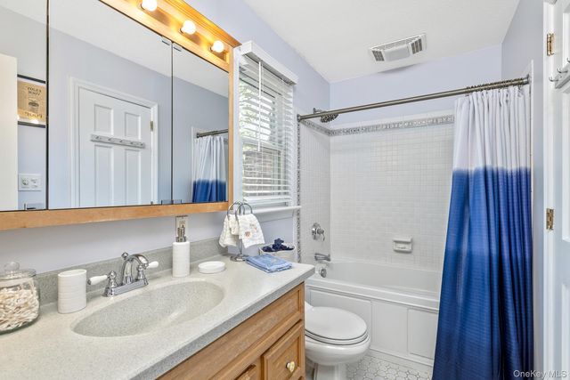 5 Regina Court, Huntington Station, NY 11746