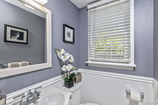 5 Regina Court, Huntington Station, NY 11746