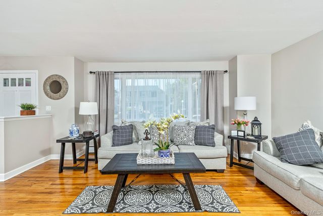 5 Regina Court, Huntington Station, NY 11746