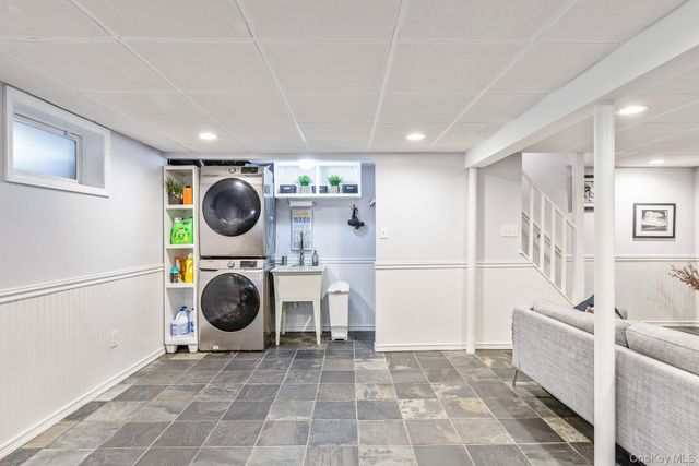 5 Regina Court, Huntington Station, NY 11746