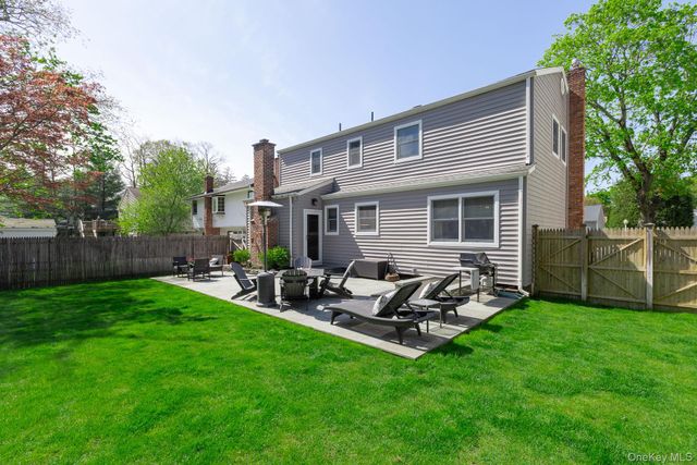 5 Regina Court, Huntington Station, NY 11746