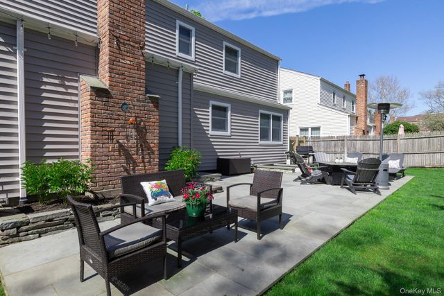 5 Regina Court, Huntington Station, NY 11746