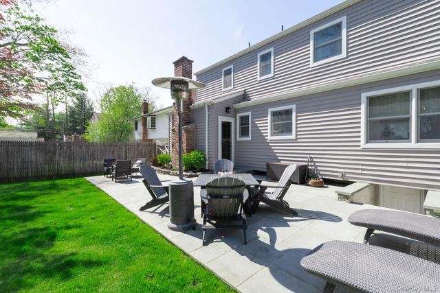 5 Regina Court, Huntington Station, NY 11746