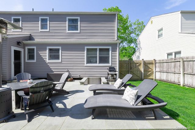 5 Regina Court, Huntington Station, NY 11746