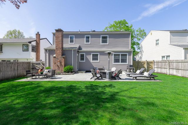 5 Regina Court, Huntington Station, NY 11746