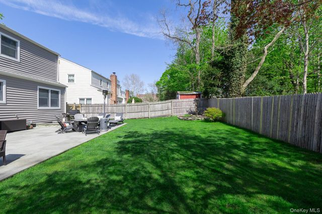 5 Regina Court, Huntington Station, NY 11746