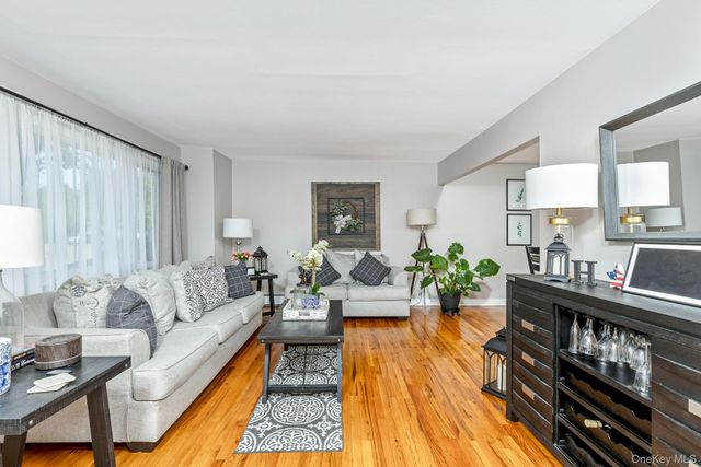 5 Regina Court, Huntington Station, NY 11746