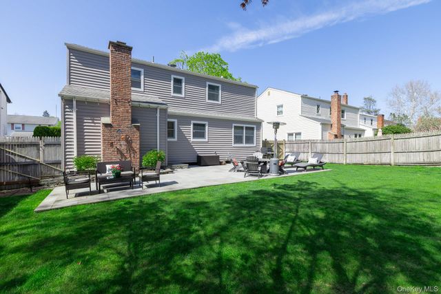 5 Regina Court, Huntington Station, NY 11746