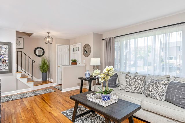 5 Regina Court, Huntington Station, NY 11746