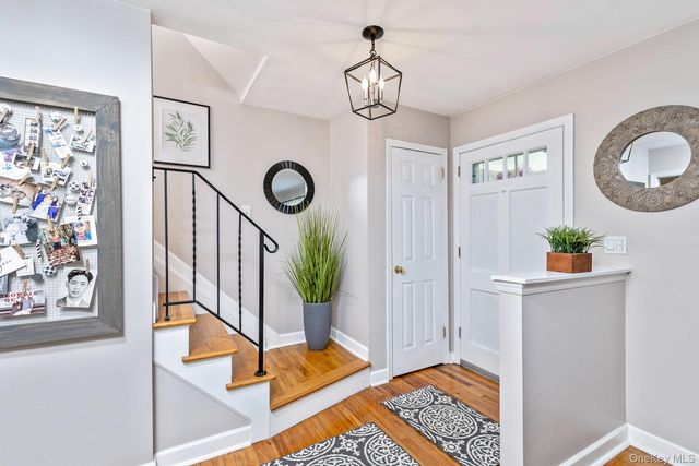 5 Regina Court, Huntington Station, NY 11746