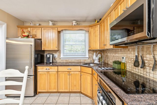 5 Regina Court, Huntington Station, NY 11746