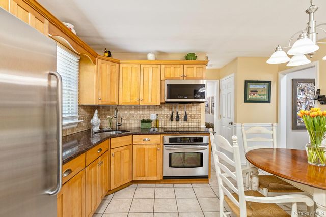 5 Regina Court, Huntington Station, NY 11746