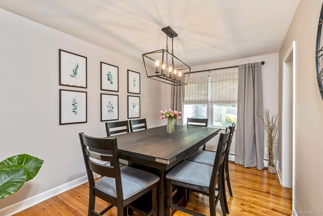 5 Regina Court, Huntington Station, NY 11746