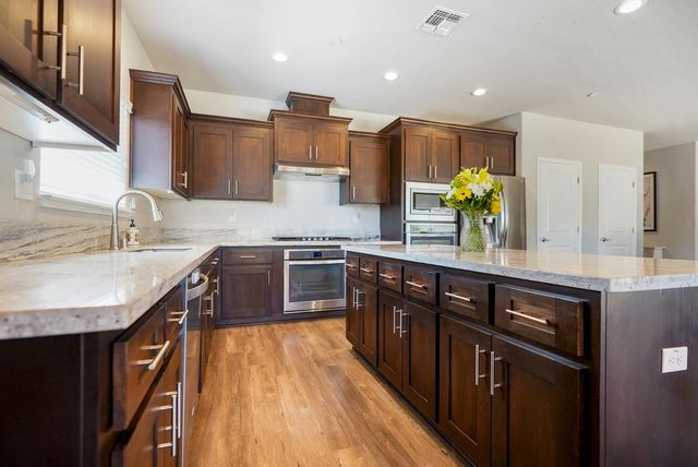 400 Canterbury Ct, Ione, CA 95640