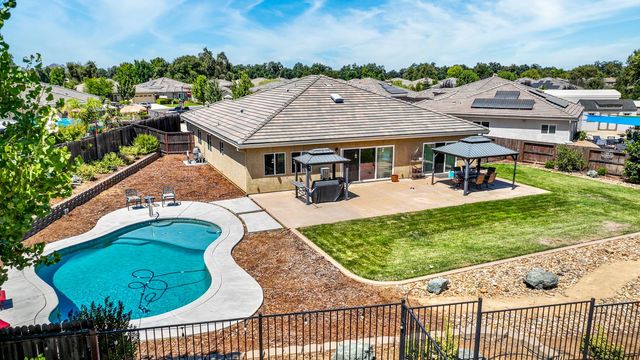 400 Canterbury Ct, Ione, CA 95640