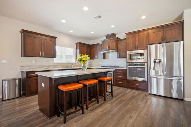 400 Canterbury Ct, Ione, CA 95640