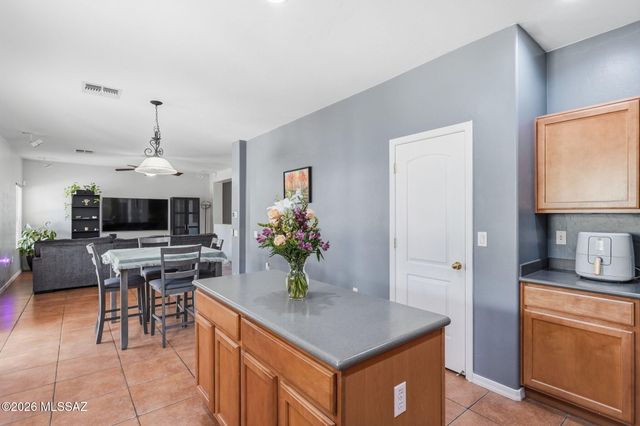887 W Vuelta Granadina, Sahuarita, AZ 85629