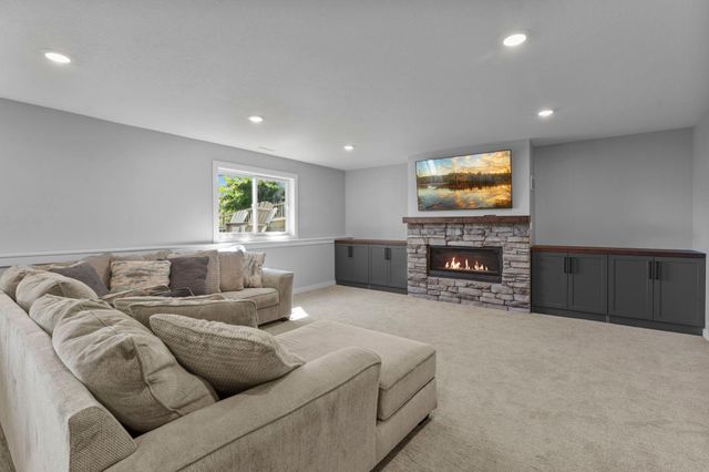 936 Inspiration Parkway S, Bayport, MN 55003