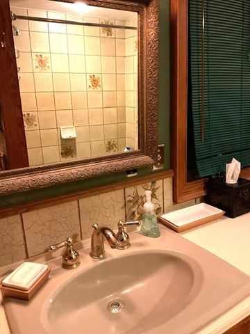 17 South Main St, Petersham, MA 01366