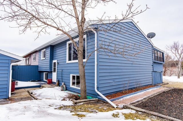 526 3rd Avenue NW, West Fargo, ND 58078