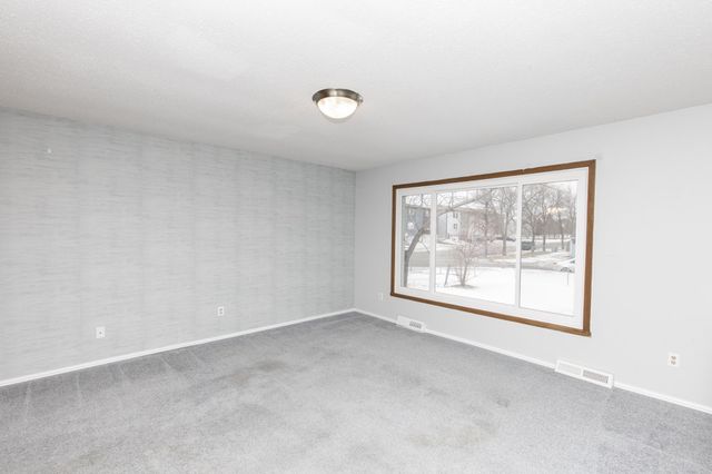 526 3rd Avenue NW, West Fargo, ND 58078