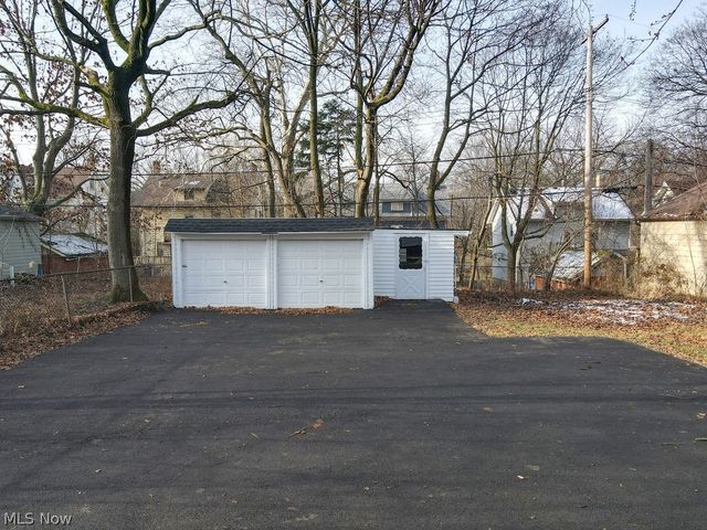 1686 Lee Road, Cleveland, OH 44118