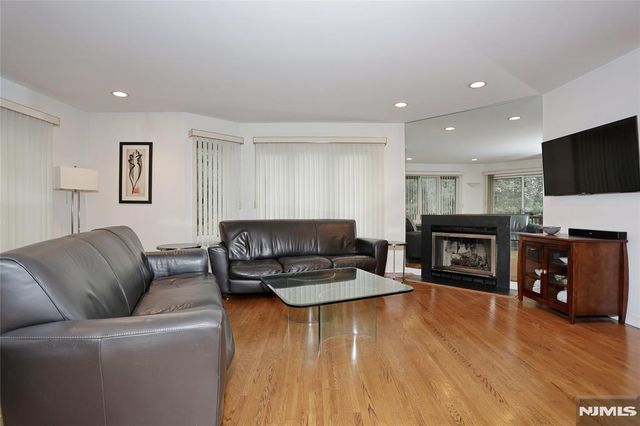 30 Reagan Way 530A, Twp Of Washington, NJ 07676