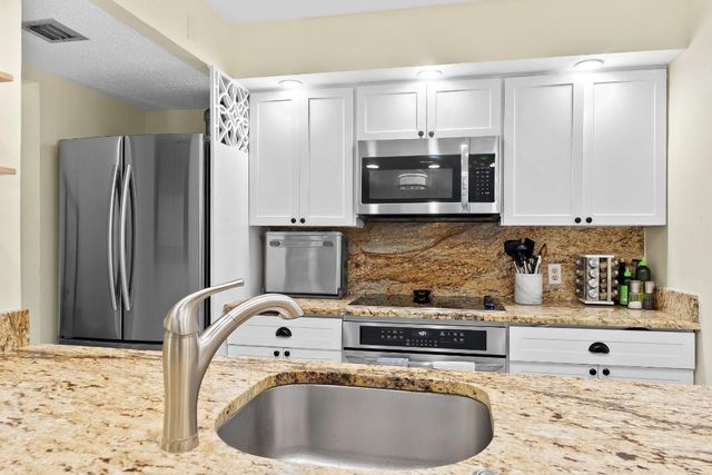 656 Kensington Place 12b, Fort Lauderdale, FL 33305