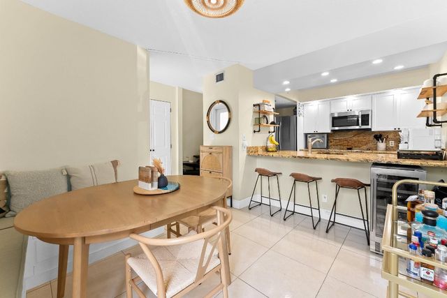 656 Kensington Place 12b, Fort Lauderdale, FL 33305