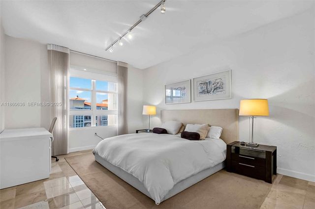 715 Crandon Blvd Ph-5 PH-5, Key Biscayne, FL 33149