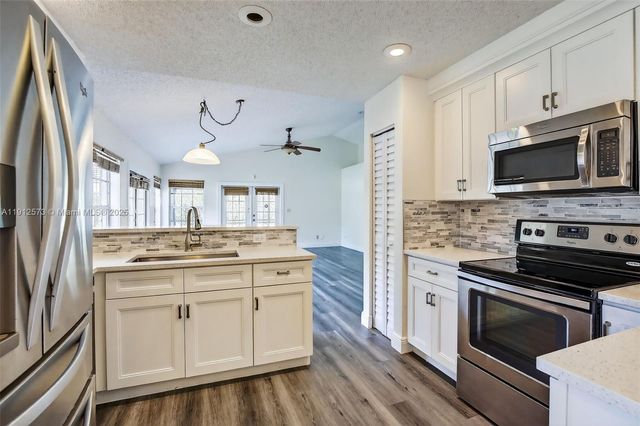 8800 Lake Park Cir N, Davie, FL 33328