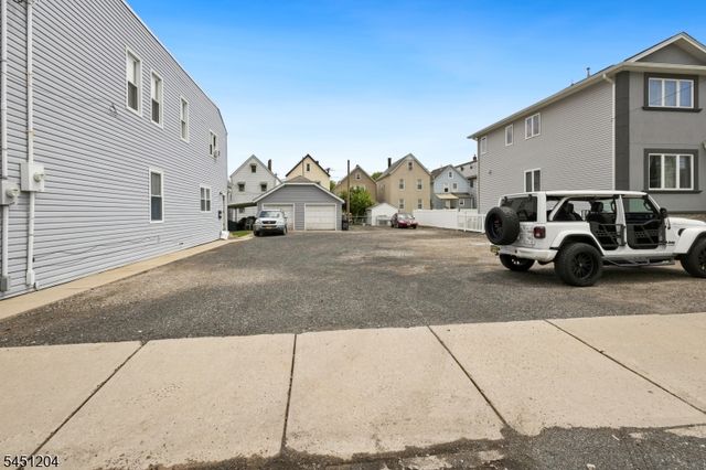 25 Grunwald St, Clifton City, NJ 07013