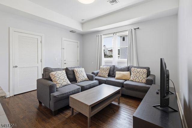 25 Grunwald St, Clifton City, NJ 07013