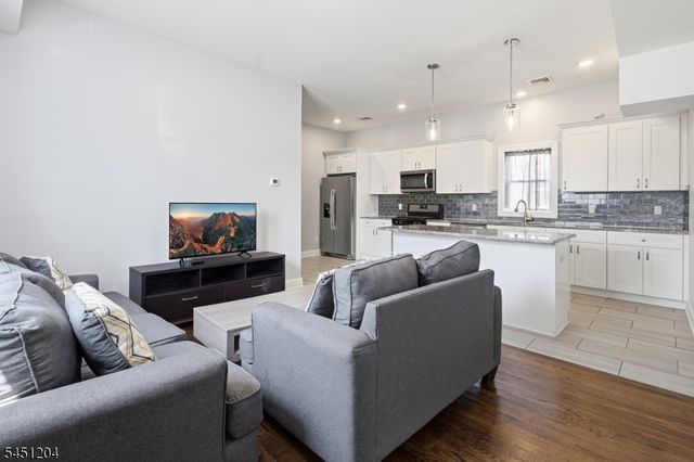 25 Grunwald St, Clifton City, NJ 07013
