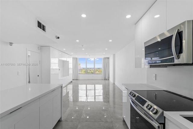 4101 Pine Tree Dr 828, Miami Beach, FL 33140