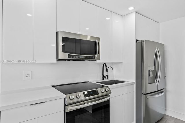 4101 Pine Tree Dr 828, Miami Beach, FL 33140