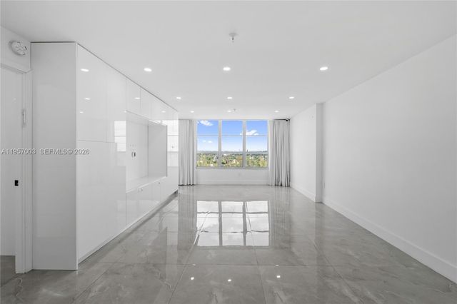 4101 Pine Tree Dr 828, Miami Beach, FL 33140