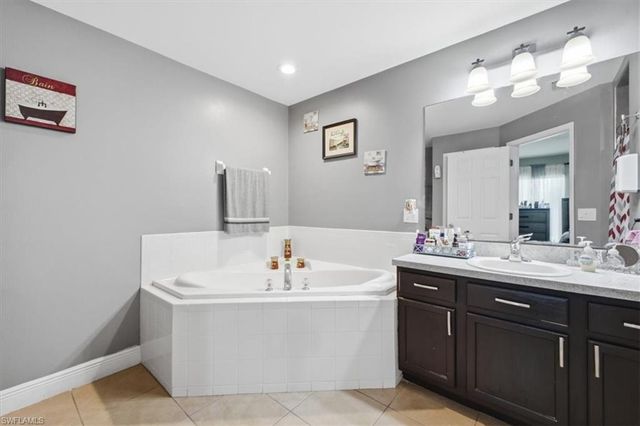 1902 NW 2nd PL, Cape Coral, FL 33993