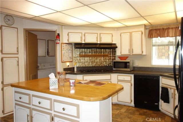 833 S Lyon Avenue, Hemet, CA 92543