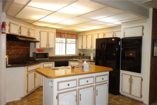 833 S Lyon Avenue, Hemet, CA 92543