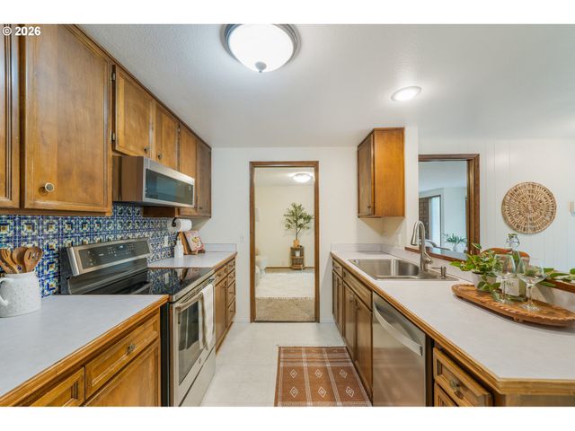 101 WESTBROOK Way, Eugene, OR 97405