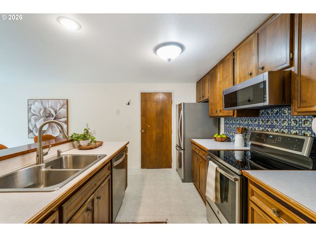 101 WESTBROOK Way, Eugene, OR 97405